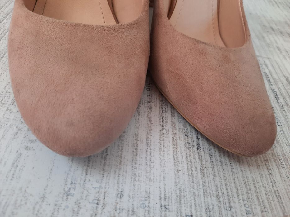 Beżowe czółenka Ideal Shoes na słupku