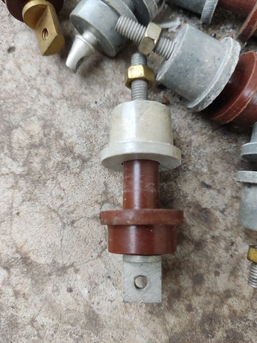 Ізолятори прохідні ,з апаратури