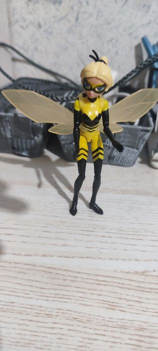 Лялька королева бджіл