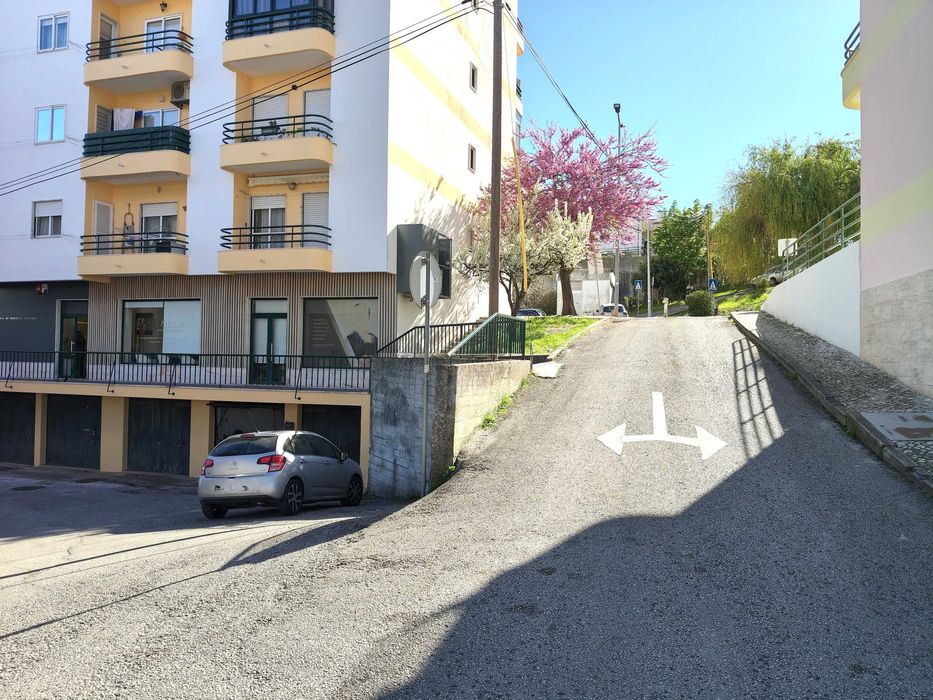 Garagem à Venda em Arruda dos Vinhos – 45,5 m² com WC e Contadores Independentes