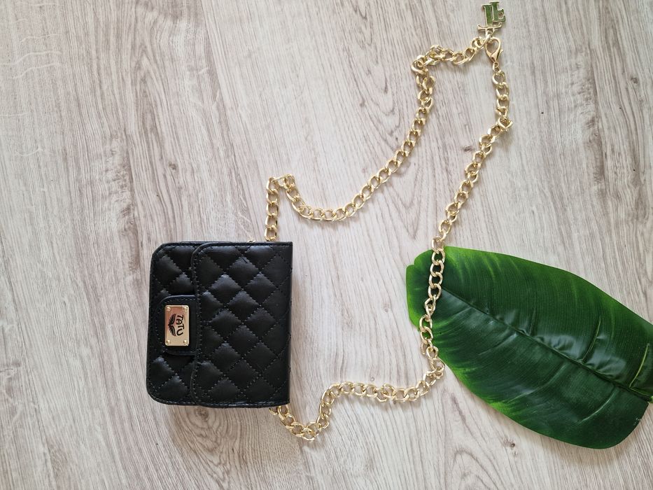 Torebka mini pikowana czarna na złotym łańchu