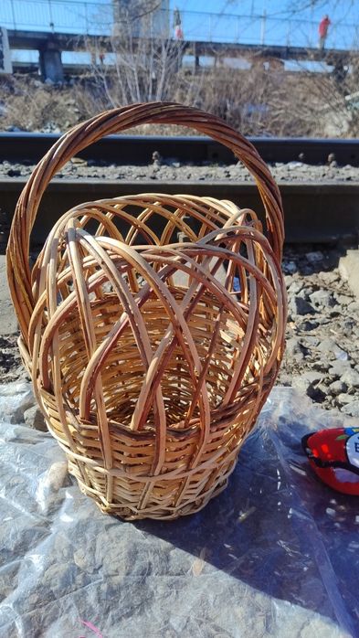 Велика плетена корзина влазить відро винограда