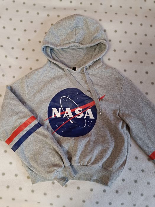 Укорочене худі NASA від H&M.