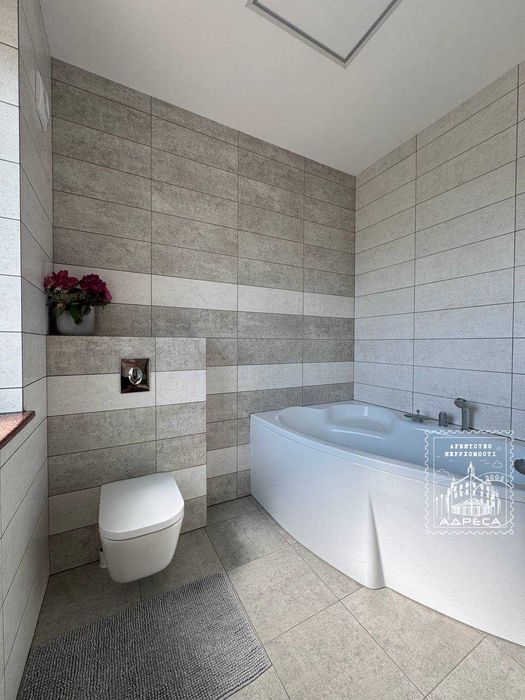 Добротний цегляний будинок в передмісті Рівного (село Бармаки)