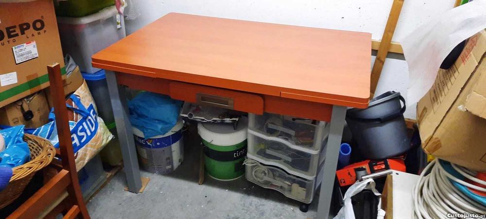 Mesa de cozinha com cadeiras