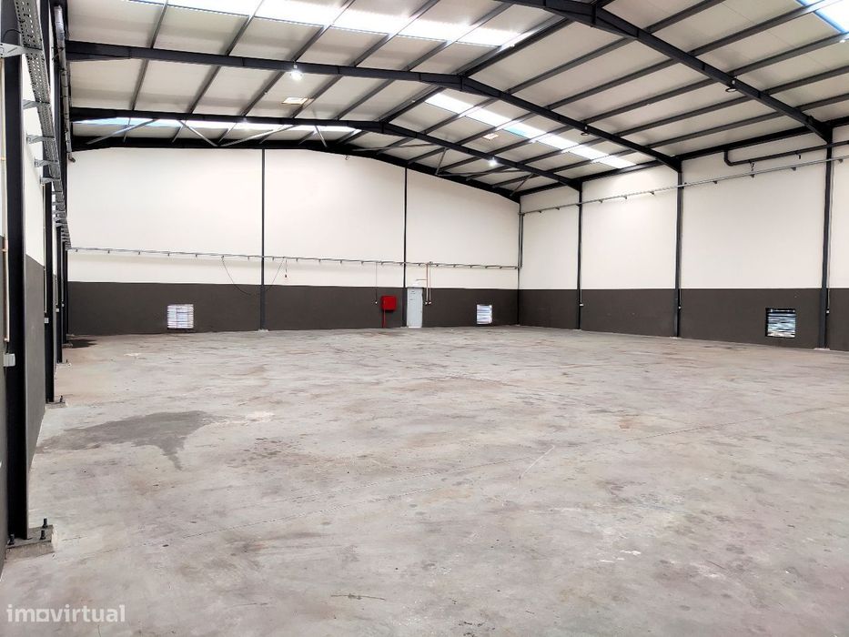 Armazém 1596m2 em 2 pisos, Zona Industrial da Feiteira, Grijó