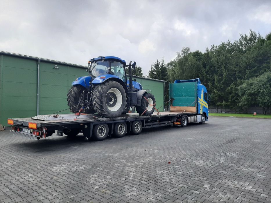 Transport maszyn rolniczych budowlanych. Niskopodwozie