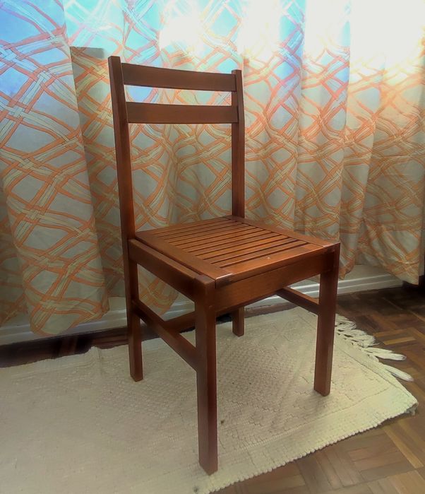 2 cadeiras em madeira