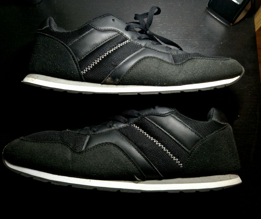 Sapatos tênis sandálias de homem com uso raramente
N 45 pele natural
C