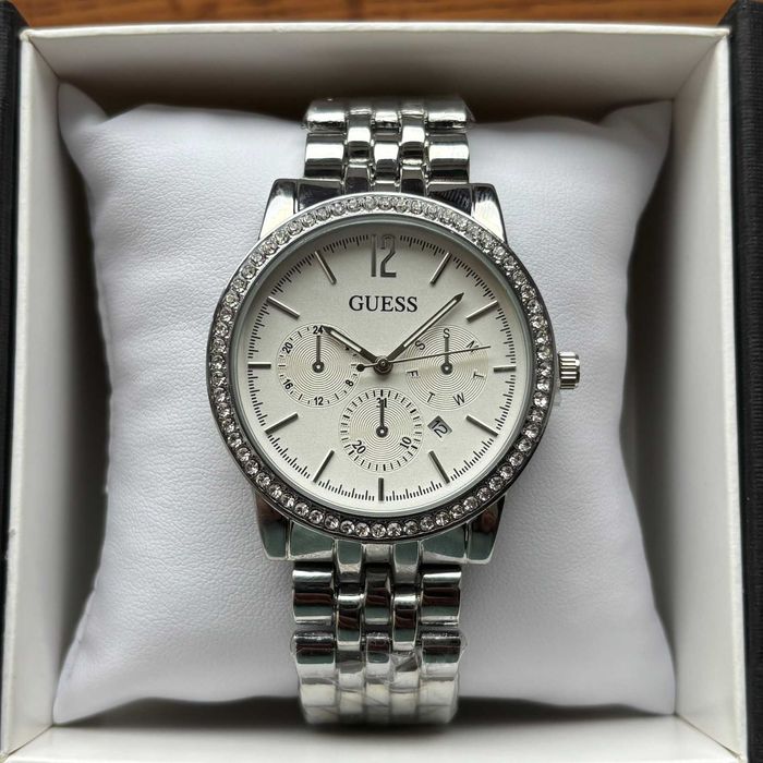 Жіночий годинник Guess срібного кольору на браслеті з робочою датою