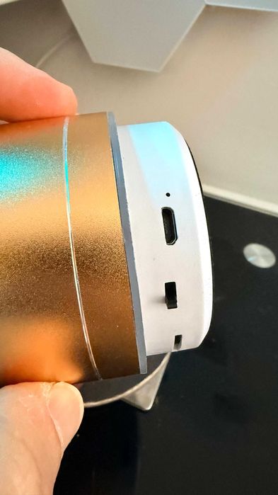 Mini Coluna Bluetooth Portátil – Led RGB – Como Nova