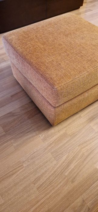 Conjunto de 2 puffs em tecido laranka em optimo estado. Vendo so 1