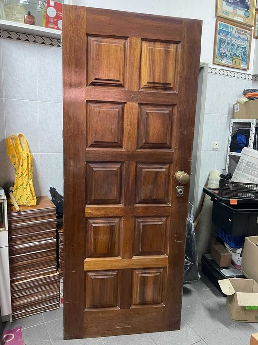 Porta de entrada em madeira de apartamento