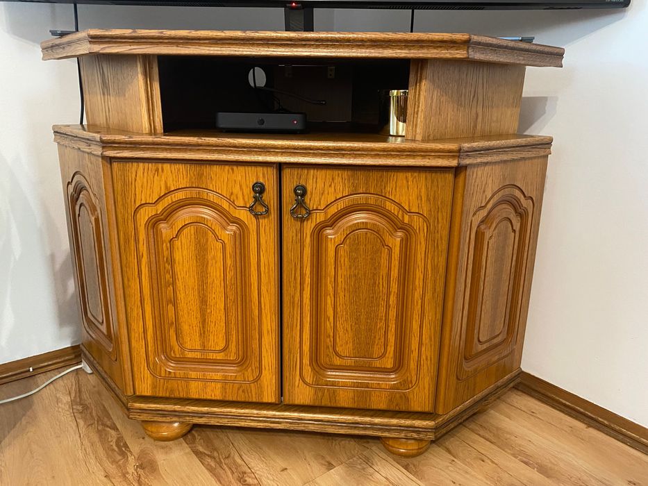 Komplet solidnych mebli - wyposażenie salonu