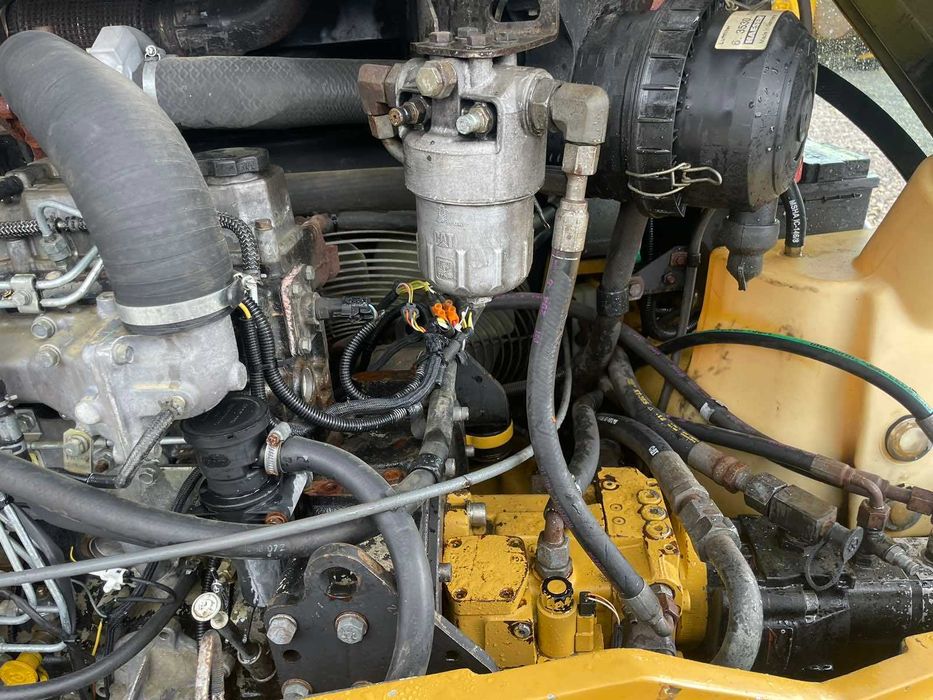 Фронтальний навантажувач Caterpillar 908H  2011 року