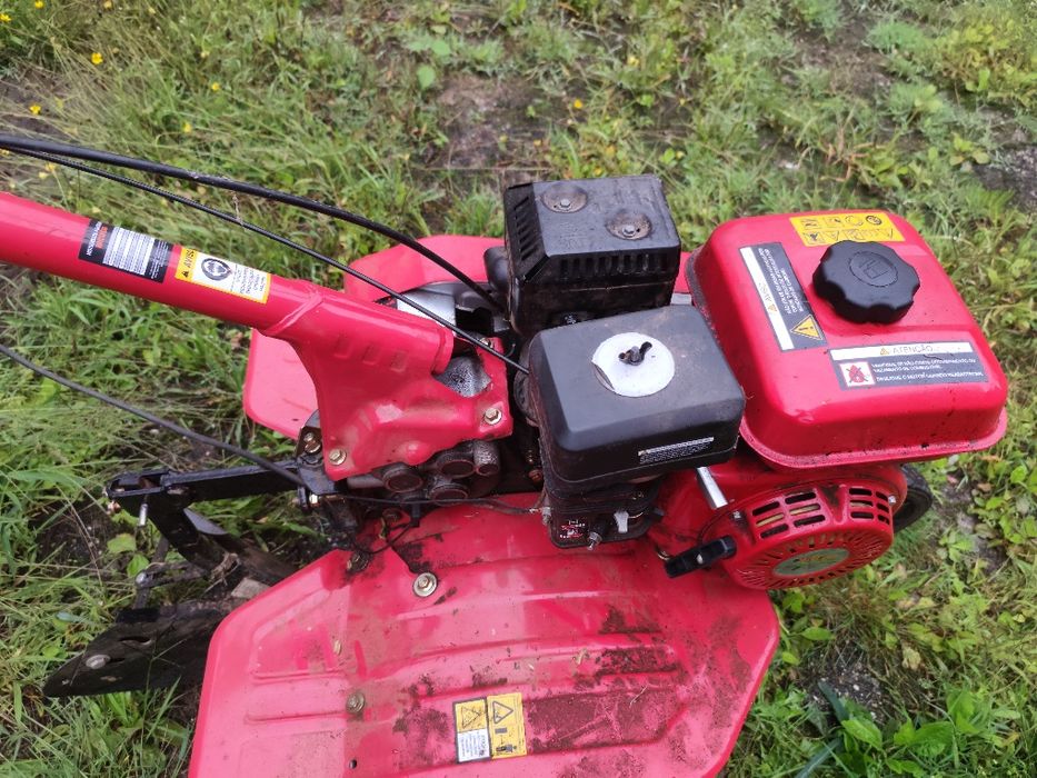 Motoenxada semi-nova
2 velocidades para a frente e 1 para t