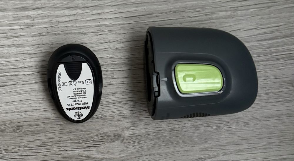 Medtronic serter do zakładania sensorów i uniwersalna ładowarka do transmiterów.