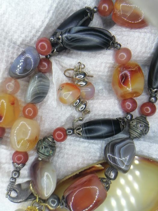 Lindo colar com brincos e medalha de coralinas