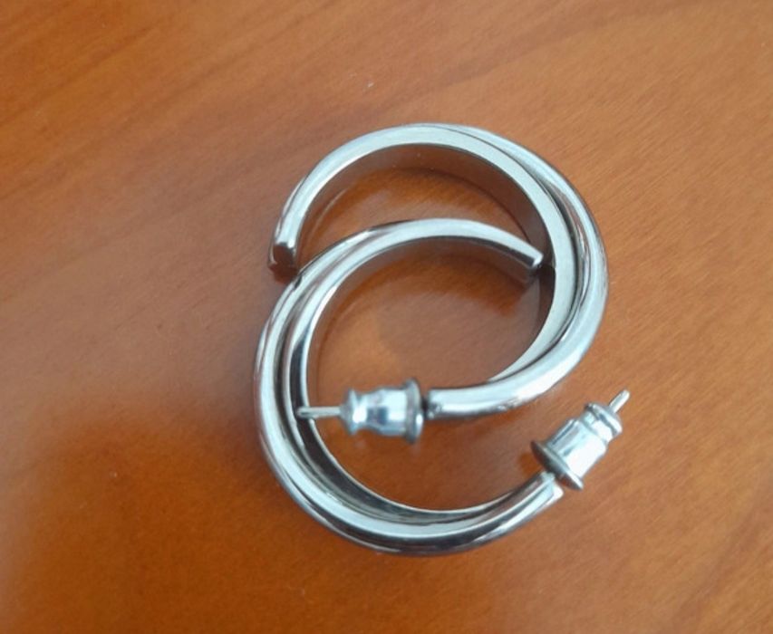 Par de brincos argolas em prata

- Modelo de a