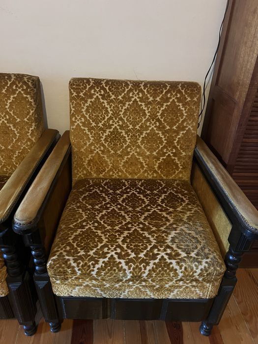 Dois sofas vintage, de madeira e veludo