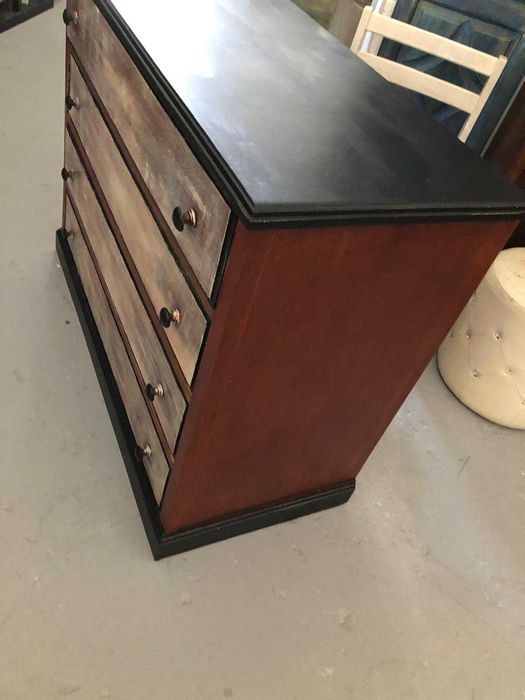 Cómoda em madeira e pintrura manual, decapé, muito bom estado.