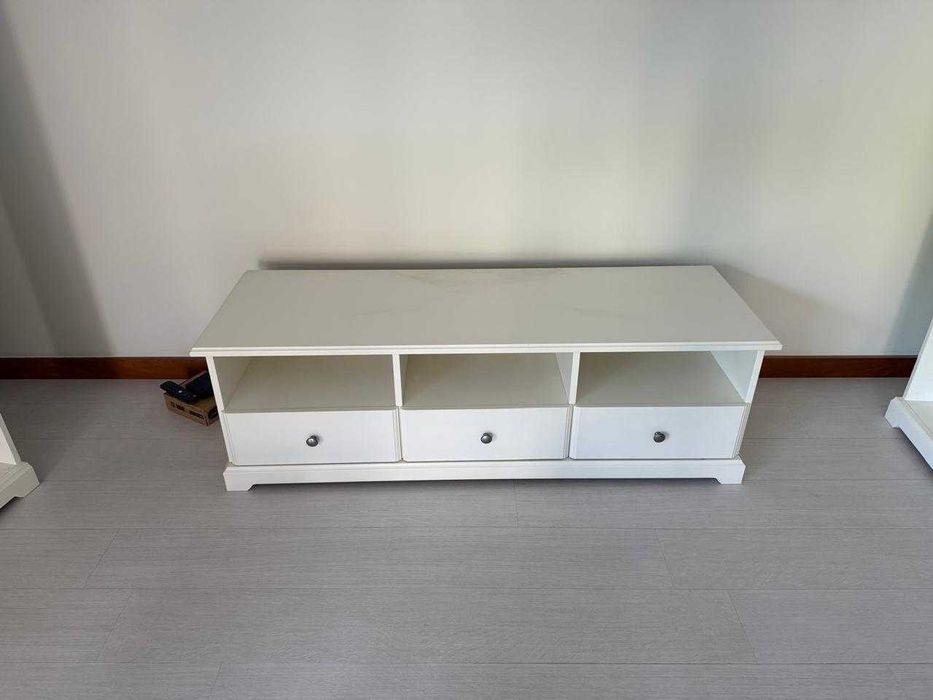 Lote de móveis para sala — sofá, estantes, aparadores e mesa — Loures