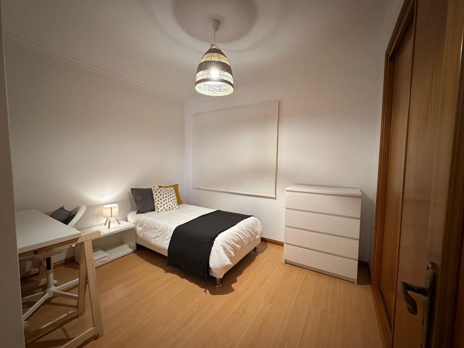 Alugo quartos em apartamento perto ULO peniche