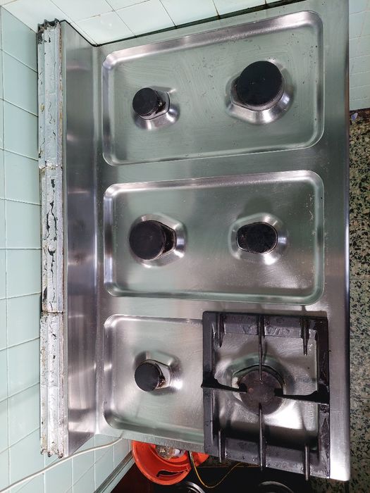 Fogão industrial a gás com 6 bocas e 6 queimadores e forno Zanussi