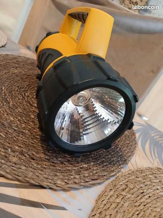 Lanterna industrial VARTA impermeável, flutuante e à prova de impacto