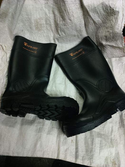 Продам резиновые сапоги