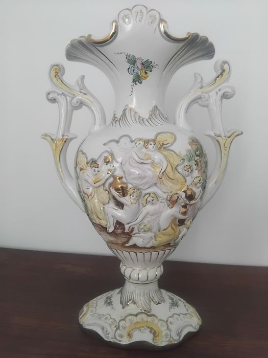 Jarrão grande vintage da ELPA Alcobaça, com figuras  relevo e dourados