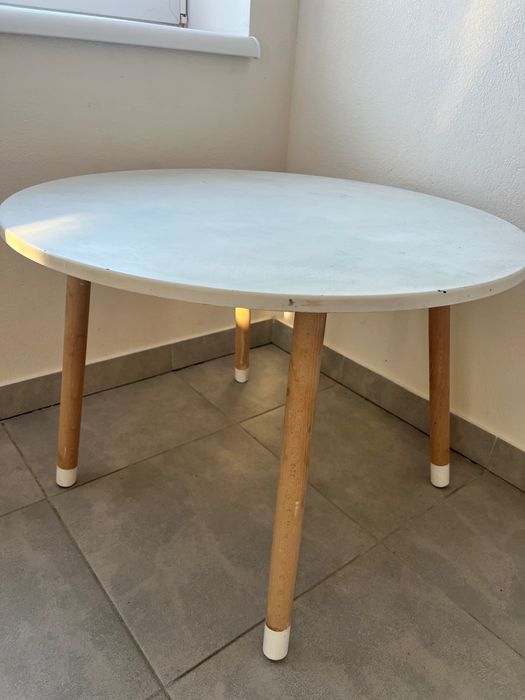 Круглий деревʼяний столик для діток від 2-х років