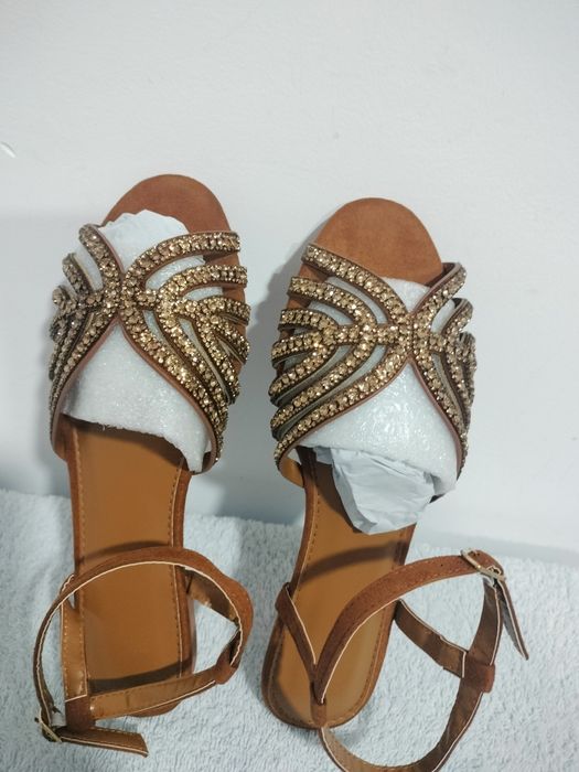 Vende se sandálias novas para mulher