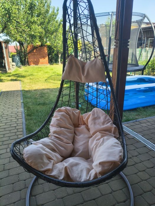 Fotel kokon na stojaku