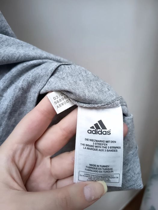 T-shirt Cinzenta com Riscas Azuis Escuras