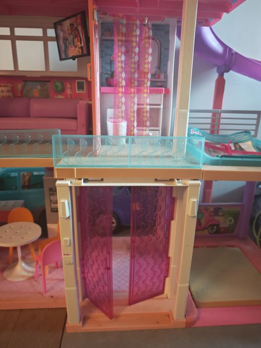 Duży domek Barbie z wyposażeniem + 2 samochody