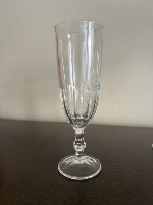 Copos de vinho, água e flute