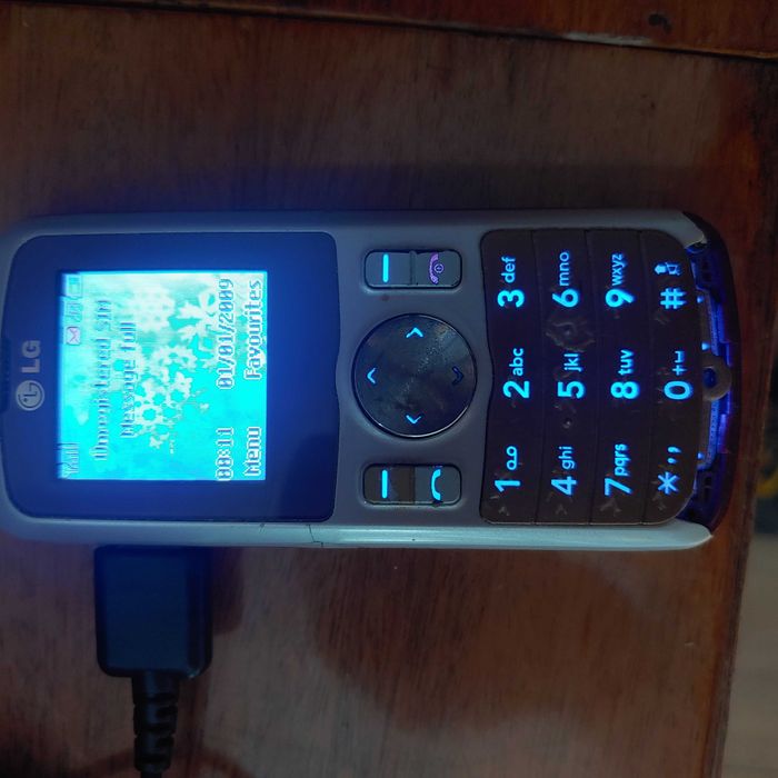 LG GB 102.а також Sharp GX 10 телефон.