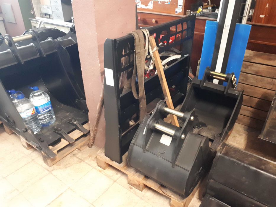 Peças para máquinas e veículos JCB, baldes, rippers, engates rápidos, garfos, etc.