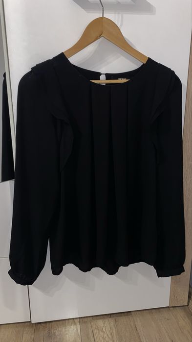 Bluzka czarna z falbankami