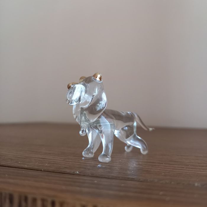 Szklana mini figurka LEW, praca ręczna.