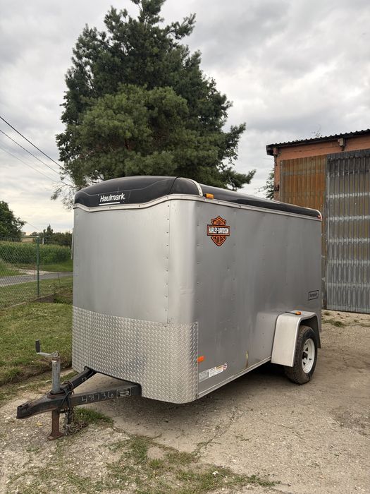Haulmark Transport – zamknięta, jednoosiowa przyczepa cargo.