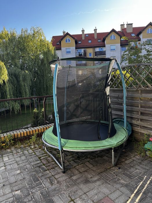 Trampolina ogrodowa.