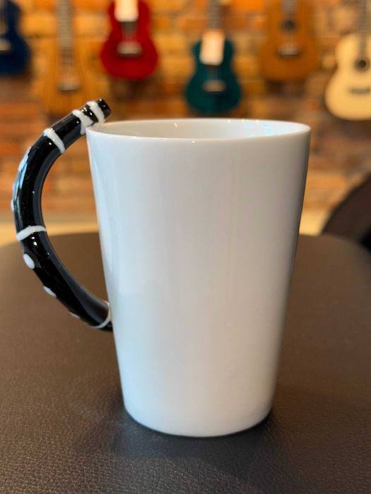 Kubek muzyczny z uchem w kształcie klarnetu