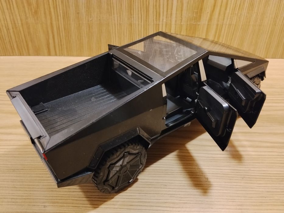 Модель Tesla Cybertruck 1:24 Автопром металл свет звук инерция Тесла