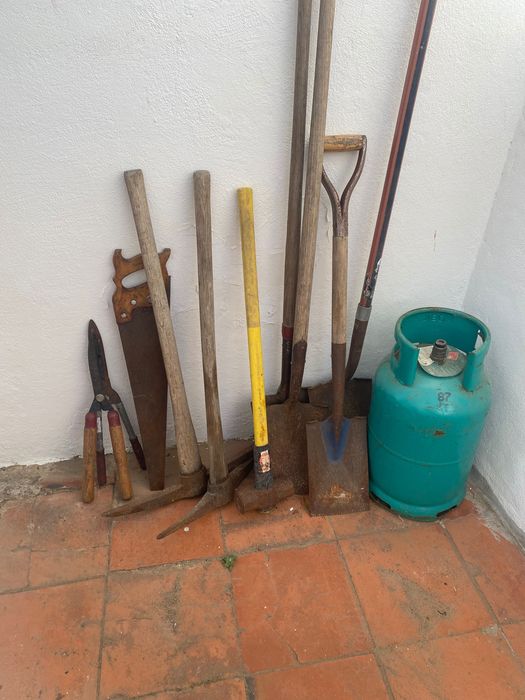Ferramentas de construção e jardim usadas
