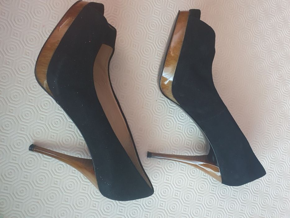 Sapatos pretos abertos à frente