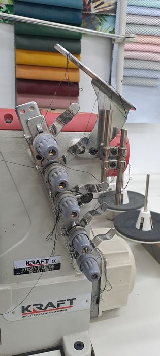 Overlock przemysłowy KRAFT KF858D-01CBX356 4/5-nitkowy + stół i silnik Servo