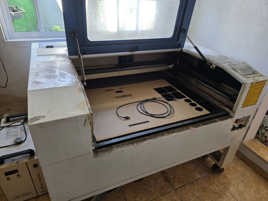 Maquina laser co2 90x60  100w
chiller 5000
Está parada a cerca de