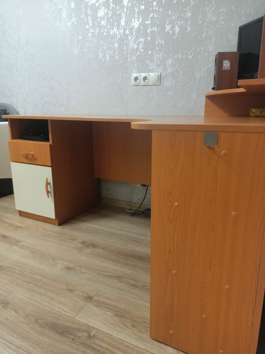 Кутовий письмовий стіл